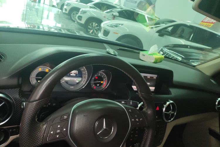 Used Mercedes-Benz GLK-Class 2013 GLK 300 4MATIC Dynamic Sunroof Model Center Console