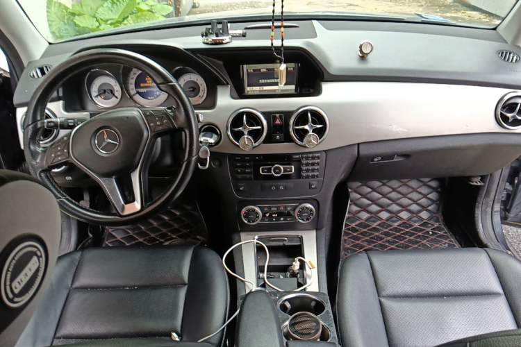 Used Mercedes-Benz GLK-Class 2013 GLK 300 4MATIC Dynamic Edition Center Console