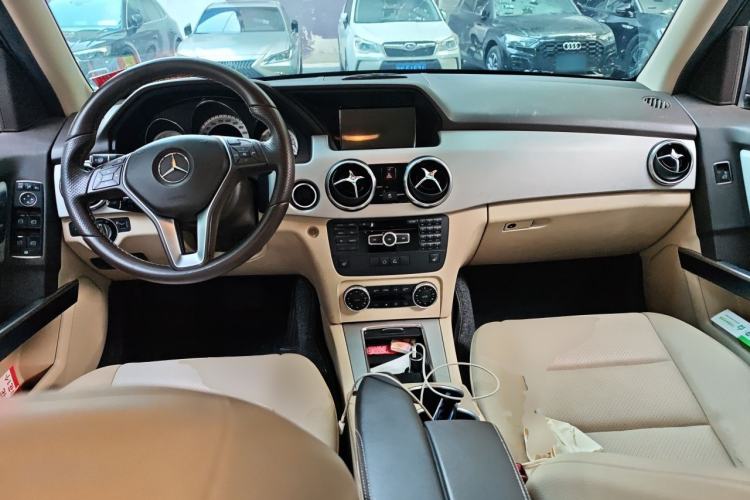 Used Mercedes-Benz GLK-Class 2013 GLK 300 4MATIC Dynamic Edition Center Console