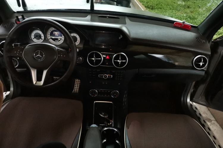 Used Mercedes-Benz GLK-Class 2013 GLK 300 4MATIC Luxury Model Center Console