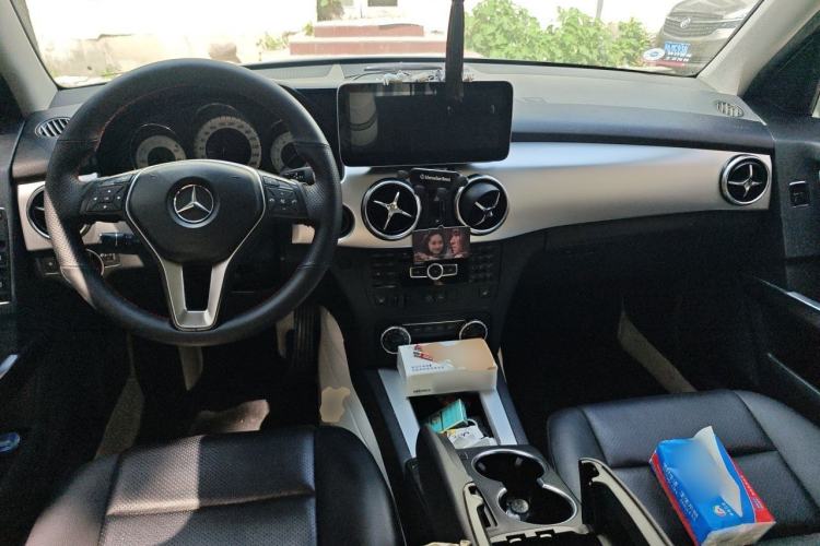 Used Mercedes-Benz GLK-Class 2013 GLK 300 4MATIC Dynamic Edition Center Console