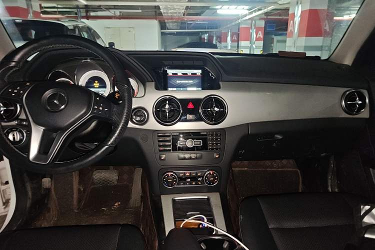Used Mercedes-Benz GLK-Class 2013 GLK 300 4MATIC Dynamic Sunroof Model Center Console