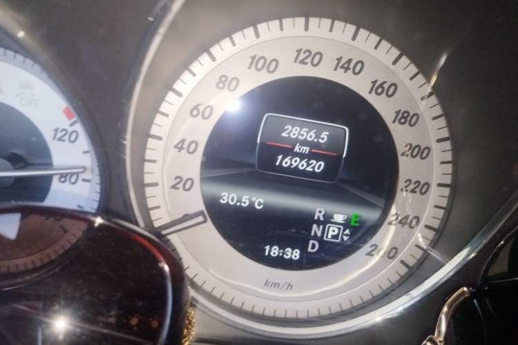 Used Mercedes-Benz GLK-Class 2013 GLK 300 4MATIC Luxury Model Odometer Close Up