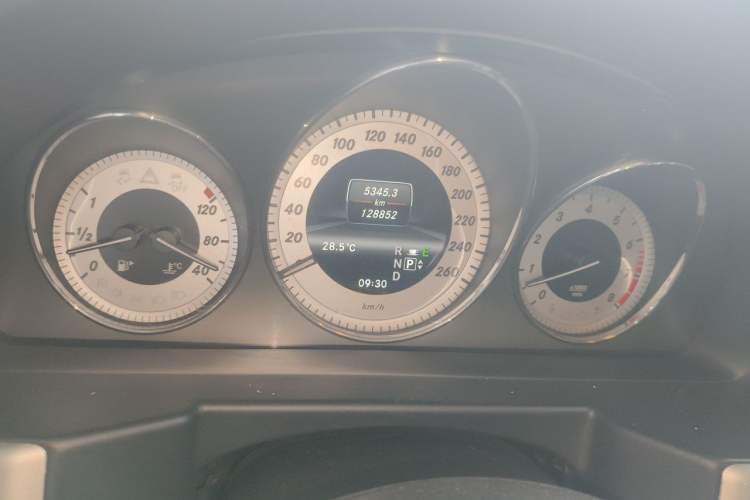 Used Mercedes-Benz GLK-Class 2013 GLK 300 4MATIC Dynamic Edition Odometer Close Up