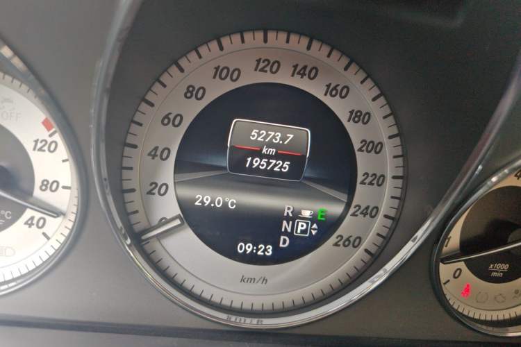 Used Mercedes-Benz GLK-Class 2013 GLK 300 4MATIC Dynamic Edition Odometer Close Up