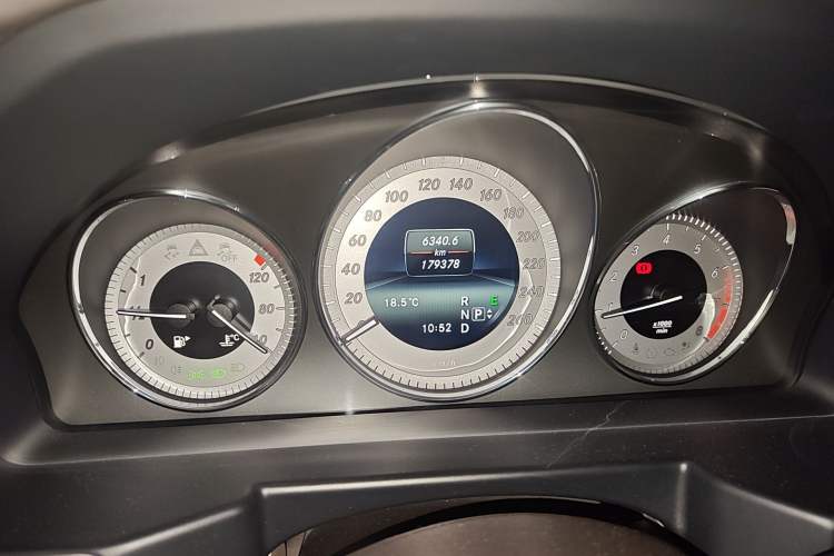 Used Mercedes-Benz GLK-Class 2013 Facelift GLK 300 4MATIC Fashion Edition Odometer Close Up