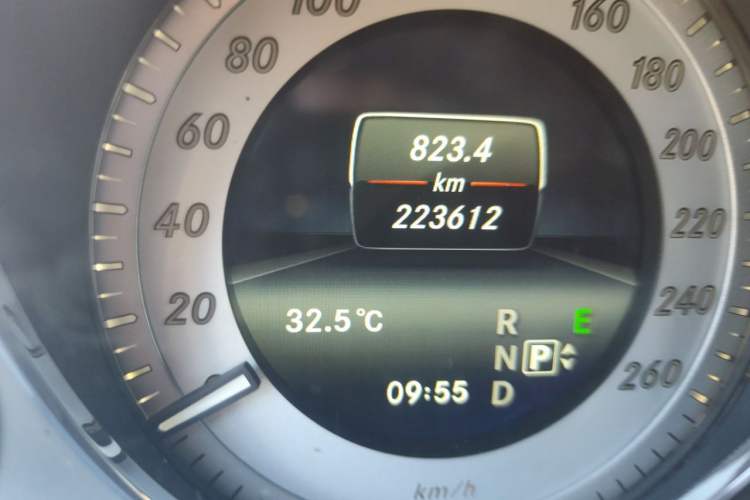 Used Mercedes-Benz GLK-Class 2013 GLK 300 4MATIC Luxury Model Odometer Close Up