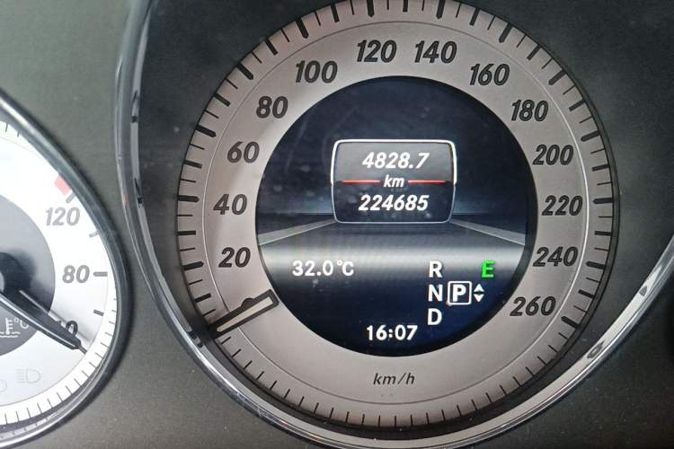 Used Mercedes-Benz GLK-Class 2013 GLK 300 4MATIC Dynamic Edition Odometer Close Up