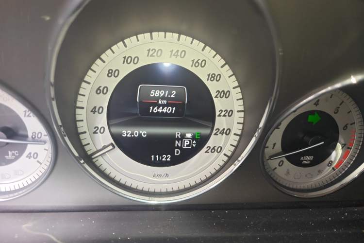 Used Mercedes-Benz GLK-Class 2013 GLK 300 4MATIC Dynamic Edition Odometer Close Up