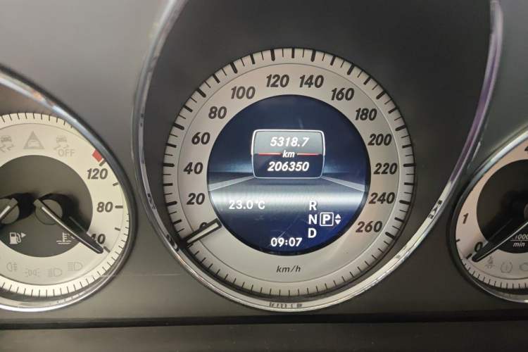 Used Mercedes-Benz GLK-Class 2013 GLK 300 4MATIC Dynamic Edition Odometer Close Up