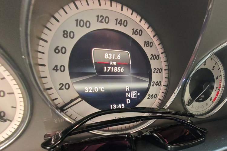 Used Mercedes-Benz GLK-Class 2013 GLK 300 4MATIC Dynamic Edition Odometer Close Up