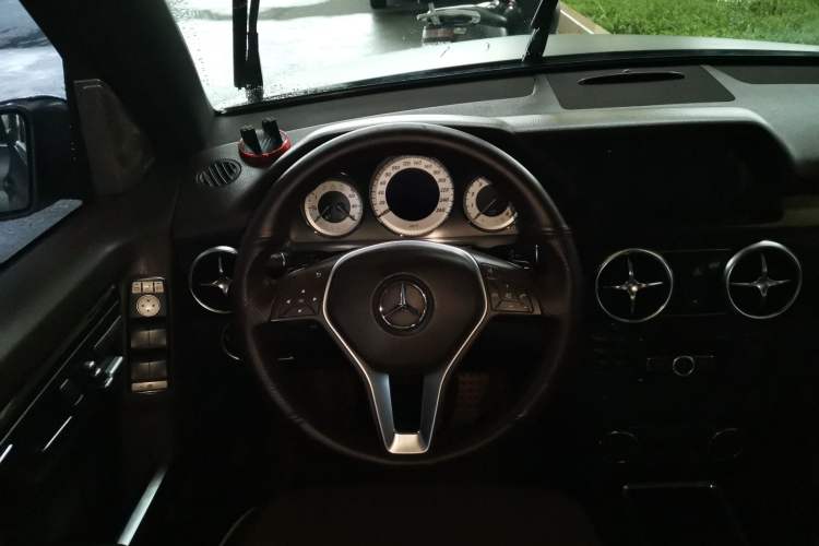 Used Mercedes-Benz GLK-Class 2013 GLK 300 4MATIC Luxury Model Steering Wheel