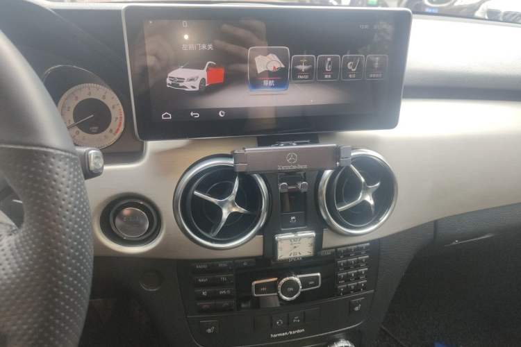 Used Mercedes-Benz GLK-Class 2013 Facelift GLK 300 4MATIC Fashion Edition Audio And AC Panel