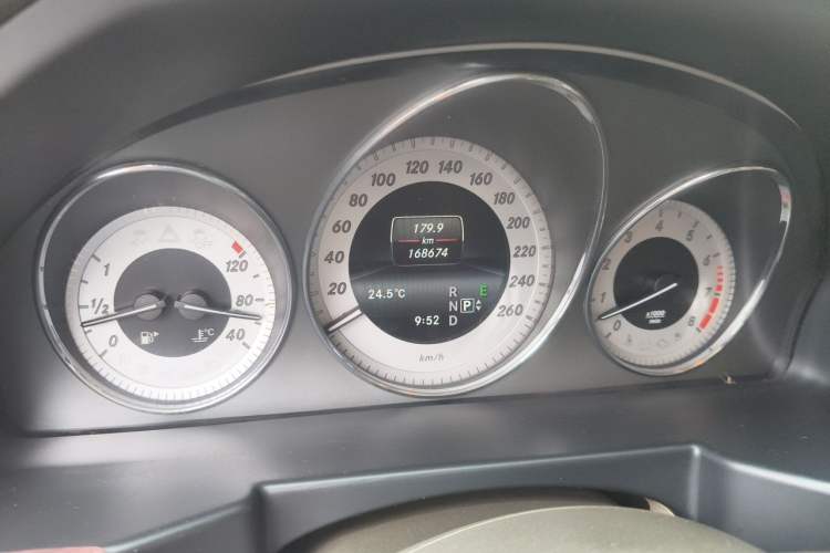 Used Mercedes-Benz GLK-Class 2013 Facelift GLK 300 4MATIC Fashion Edition Odometer Close Up
