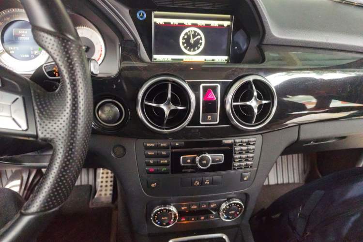 Used Mercedes-Benz GLK-Class 2013 Facelift GLK 300 4MATIC Luxury Edition Audio And AC Panel