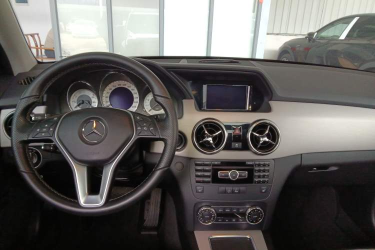 Used Mercedes-Benz GLK-Class 2013 GLK 300 4MATIC Dynamic Sunroof Model Center Console