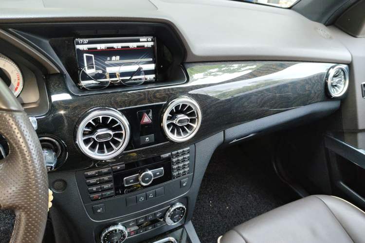 Used Mercedes-Benz GLK-Class 2013 GLK 300 4MATIC Luxury Model Audio And AC Panel