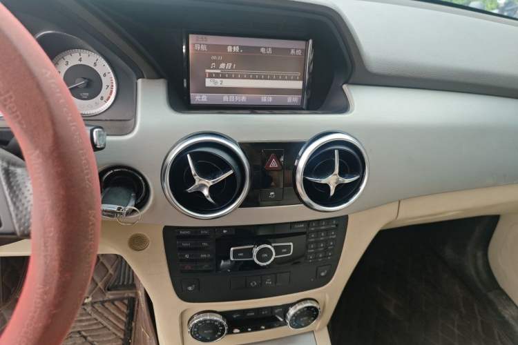 Used Mercedes-Benz GLK-Class 2013 GLK 300 4MATIC Dynamic Edition Audio And AC Panel