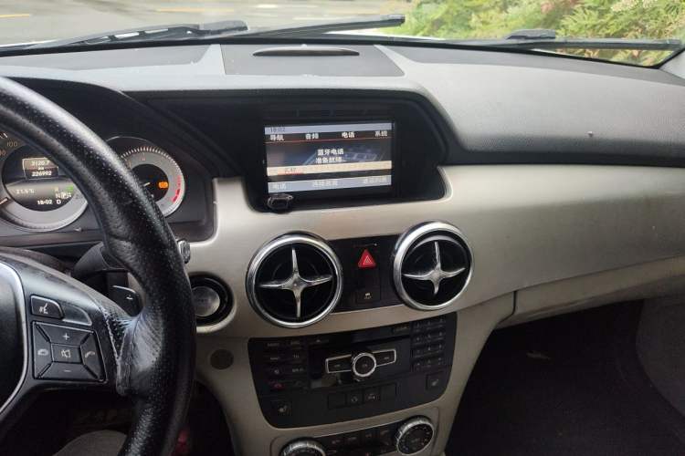 Used Mercedes-Benz GLK-Class 2013 Facelift GLK 300 4MATIC Fashion Edition Audio And AC Panel