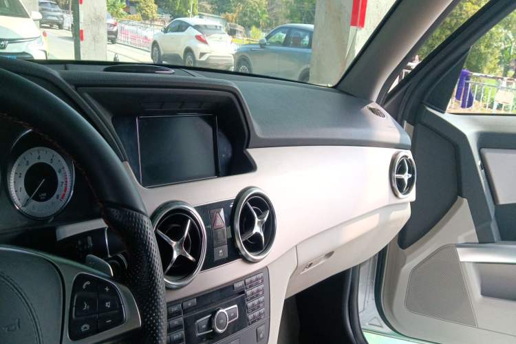 Used Mercedes-Benz GLK-Class 2013 GLK 300 4MATIC Dynamic Sunroof Model Center Console