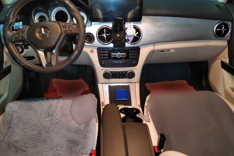 Used Mercedes-Benz GLK-Class 2013 GLK 300 4MATIC Dynamic Edition Center Console
