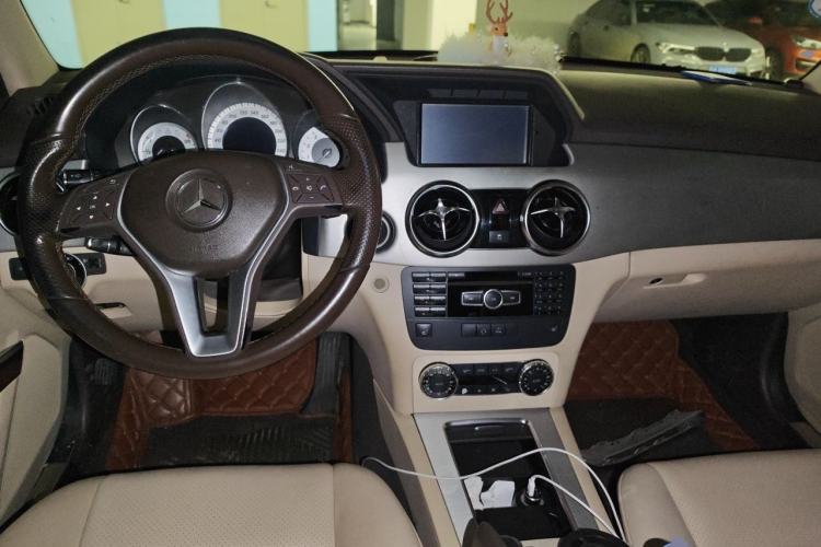 Used Mercedes-Benz GLK-Class 2013 GLK 300 4MATIC Dynamic Edition Center Console