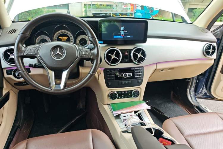 Used Mercedes-Benz GLK-Class 2013 GLK 300 4MATIC Fashion Model Center Console