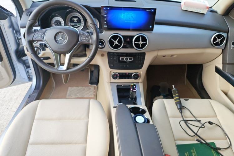 Used Mercedes-Benz GLK-Class 2013 GLK 300 4MATIC Dynamic Sunroof Model Center Console