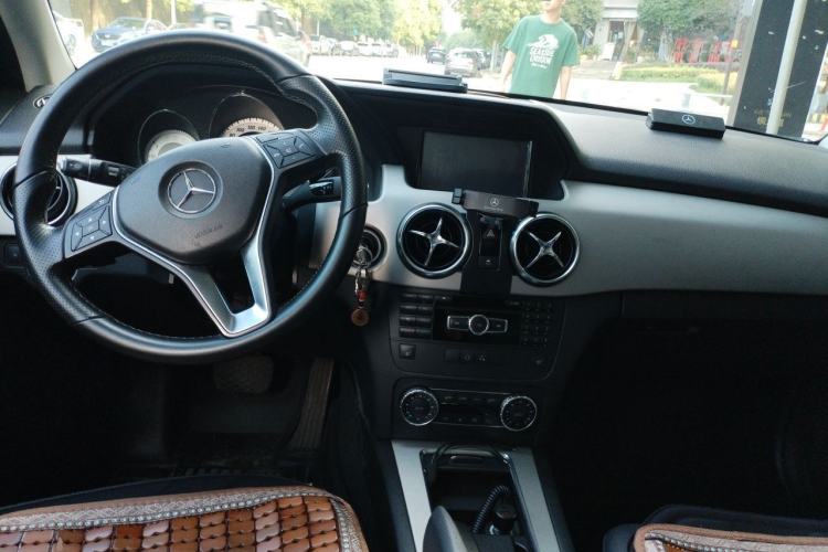 Used Mercedes-Benz GLK-Class 2013 GLK 300 4MATIC Fashion Model Center Console