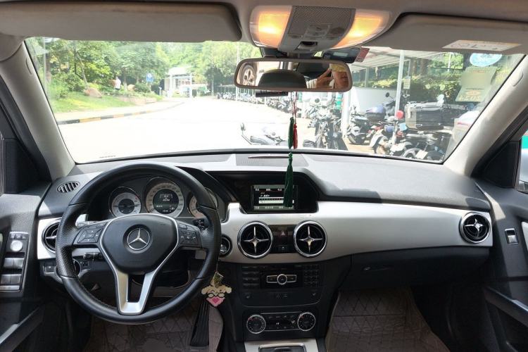 Used Mercedes-Benz GLK-Class 2013 GLK 300 4MATIC Dynamic Edition Center Console
