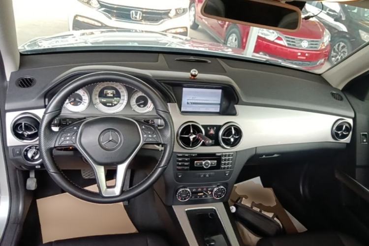 Used Mercedes-Benz GLK-Class 2013 GLK 300 4MATIC Dynamic Sunroof Model Center Console