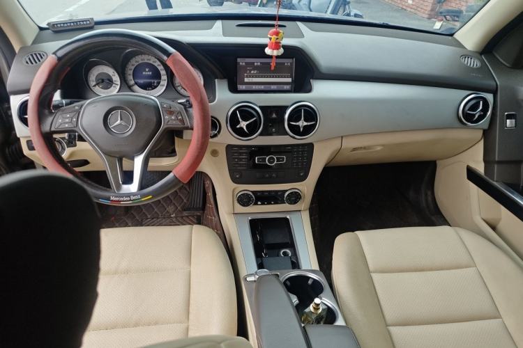Used Mercedes-Benz GLK-Class 2013 GLK 300 4MATIC Dynamic Edition Center Console
