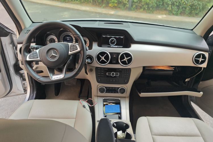 Used Mercedes-Benz GLK-Class 2013 GLK 300 4MATIC Dynamic Sunroof Model Center Console