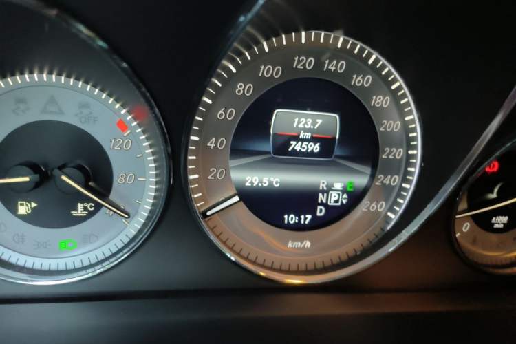 Used Mercedes-Benz GLK-Class 2013 Facelift GLK 300 4MATIC Fashion Edition Odometer Close Up