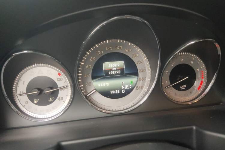 Used Mercedes-Benz GLK-Class 2013 Facelift GLK 300 4MATIC Fashion Edition Odometer Close Up