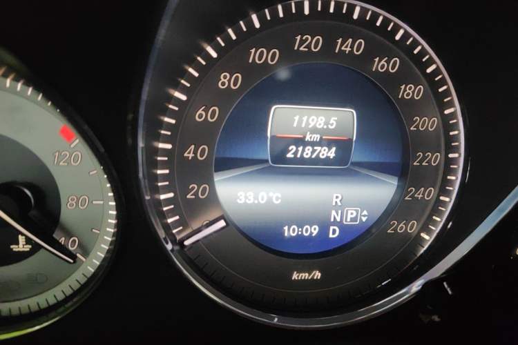 Used Mercedes-Benz GLK-Class 2013 GLK 300 4MATIC Dynamic Sunroof Model Odometer Close Up