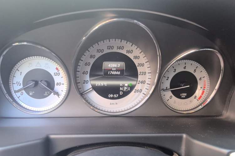 Used Mercedes-Benz GLK-Class 2013 GLK 300 4MATIC Fashion Model Odometer Close Up