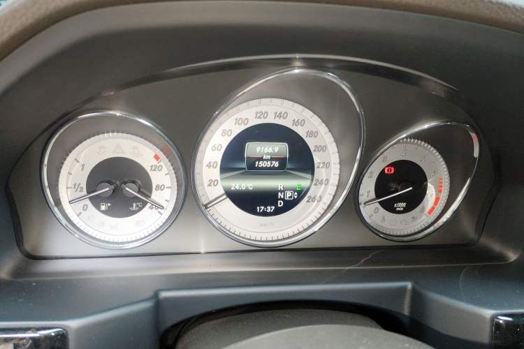 Used Mercedes-Benz GLK-Class 2013 GLK 300 4MATIC Luxury Model Odometer Close Up