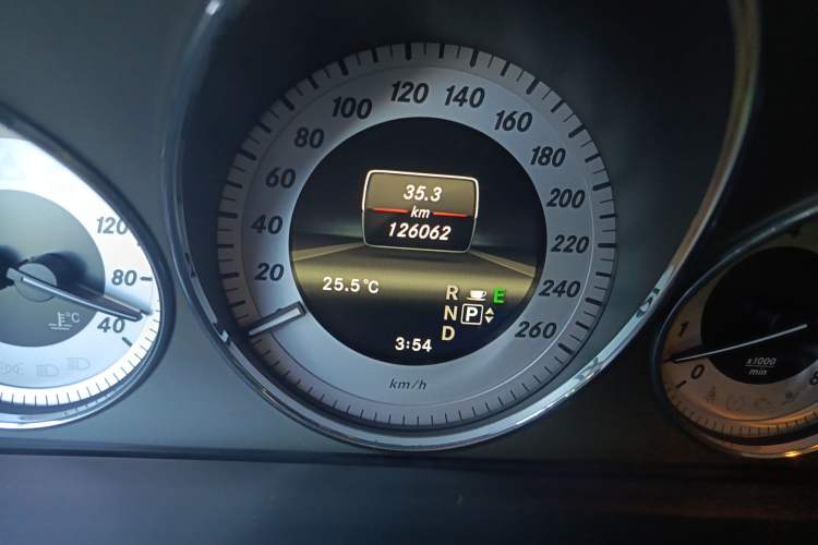 Used Mercedes-Benz GLK-Class 2013 GLK 300 4MATIC Dynamic Edition Odometer Close Up