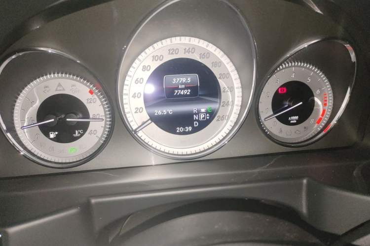 Used Mercedes-Benz GLK-Class 2013 GLK 300 4MATIC Luxury Model Odometer Close Up