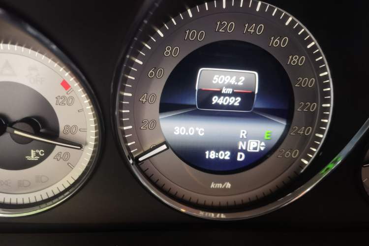 Used Mercedes-Benz GLK-Class 2013 GLK 300 4MATIC Dynamic Sunroof Model Odometer Close Up