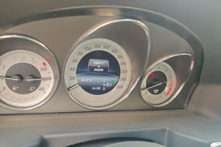 Used Mercedes-Benz GLK-Class 2013 GLK 300 4MATIC Dynamic Sunroof Model Odometer Close Up