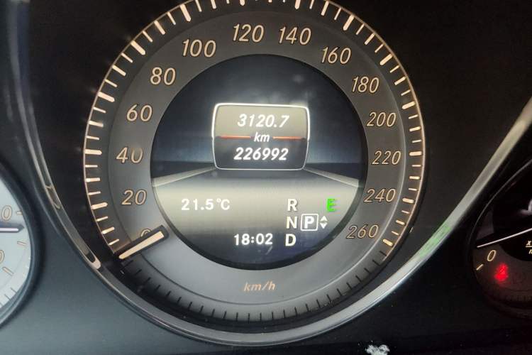 Used Mercedes-Benz GLK-Class 2013 Facelift GLK 300 4MATIC Fashion Edition Odometer Close Up