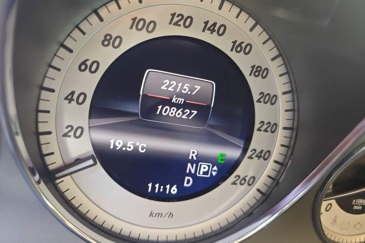 Used Mercedes-Benz GLK-Class 2013 GLK 300 4MATIC Fashion Model Odometer Close Up