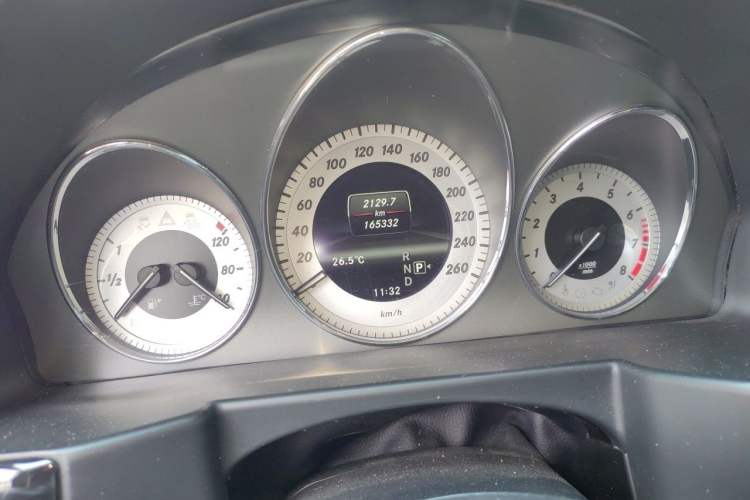 Used Mercedes-Benz GLK-Class 2013 GLK 300 4MATIC Luxury Model Odometer Close Up