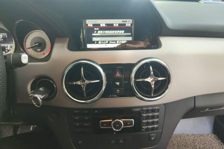 Used Mercedes-Benz GLK-Class 2013 GLK 300 4MATIC Dynamic Edition Audio And AC Panel