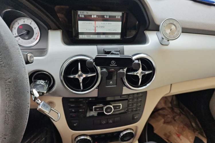 Used Mercedes-Benz GLK-Class 2013 GLK 300 4MATIC Dynamic Edition Audio And AC Panel