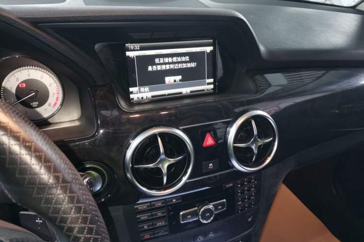 Used Mercedes-Benz GLK-Class 2013 Facelift GLK 300 4MATIC Luxury Edition Audio And AC Panel