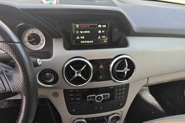Used Mercedes-Benz GLK-Class 2013 Facelift GLK 300 4MATIC Fashion Edition Audio And AC Panel