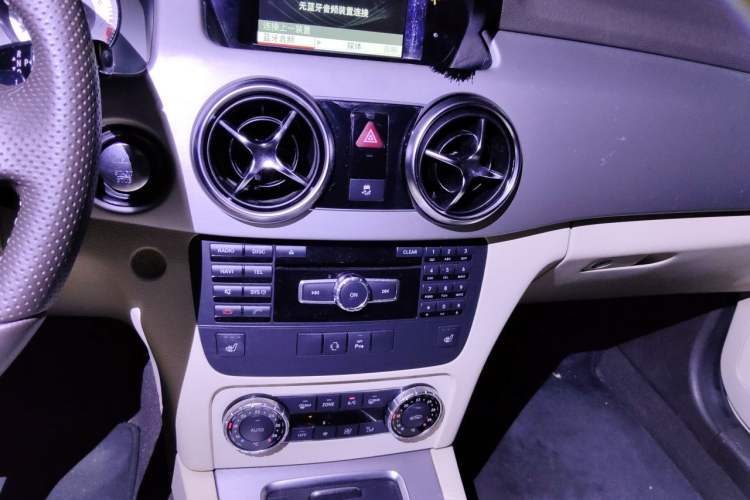Used Mercedes-Benz GLK-Class 2013 GLK 300 4MATIC Luxury Model Audio And AC Panel